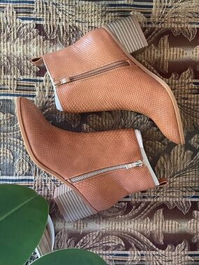 NWB Faux Snakeskin Ankle Boots Pointed Toe Fisace Brown/Tan Size 7